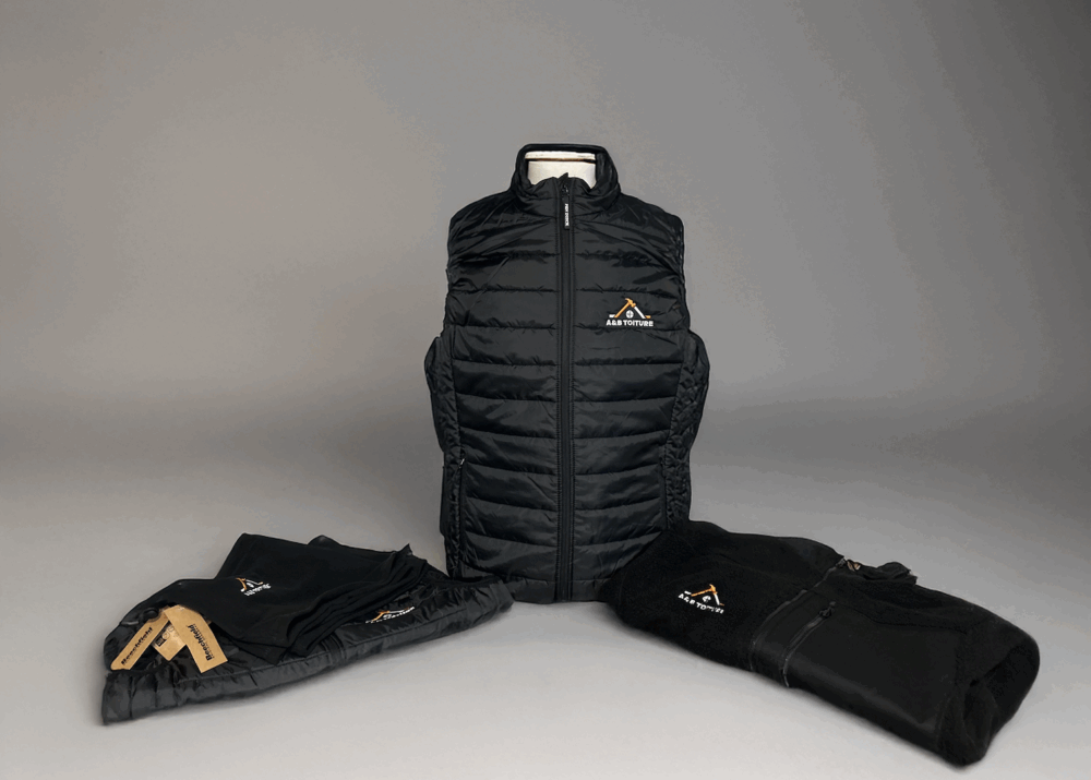 Gilet, polaire et t-shirts personnalisés noirs avec logo brodé A&B Toiture.