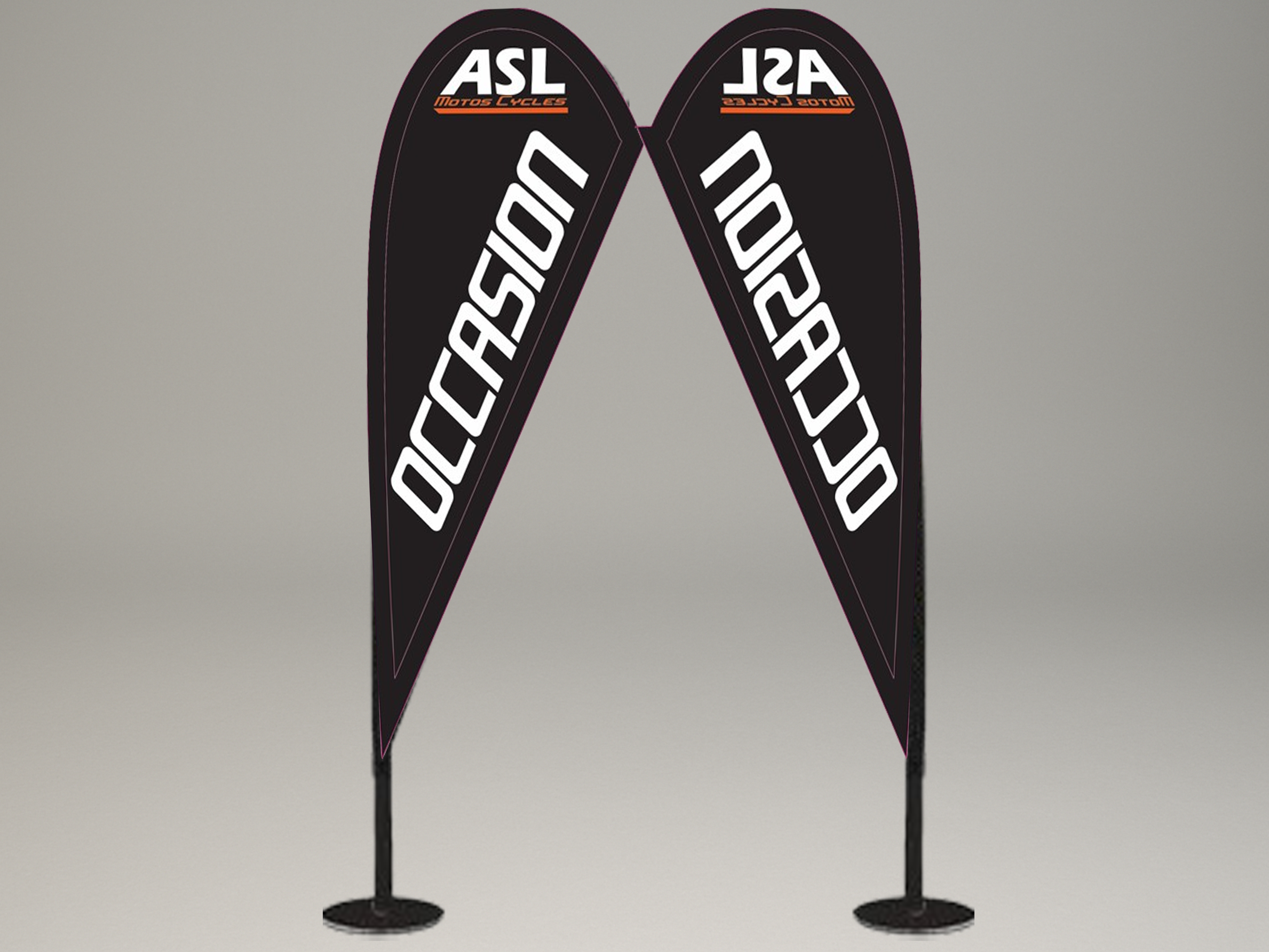 Oriflammes noires personnalisées ASL Motos Cycles avec mention “Occasion”.