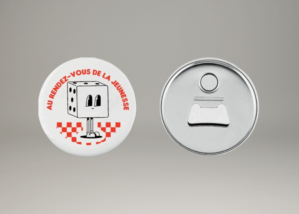Badge décapsuleur personnalisé “Au Rendez-vous de la Jeunesse” avec illustration de dé à jouer.