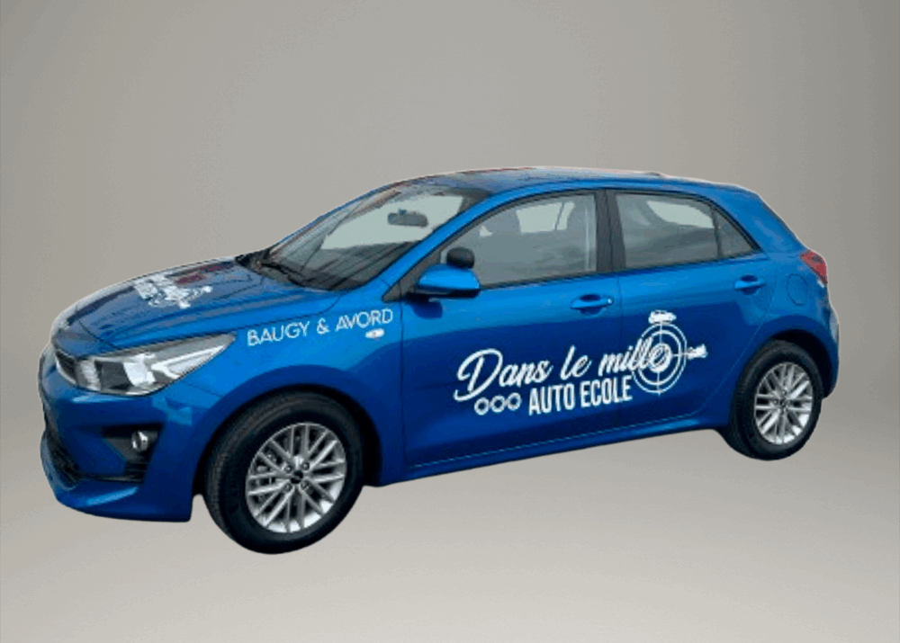Voiture bleue marquée du logo de l’auto-école Dans le Mille à Baugy et Avord.