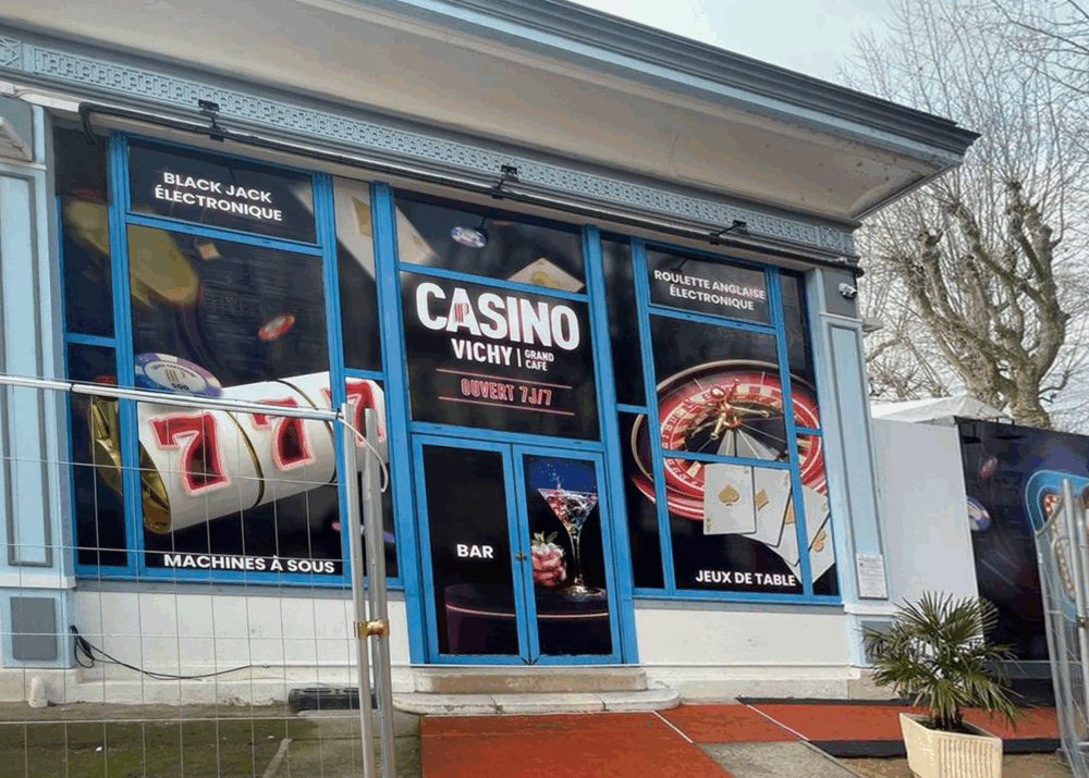 Habillage vitrine Casino Vichy Grand Café réalisé par Signarama Bourges