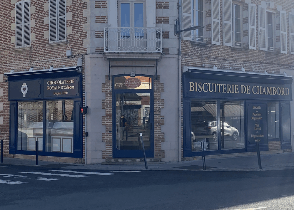 Façade de la Biscuiterie de Chambord et de la Chocolaterie Royale d’Orléans.