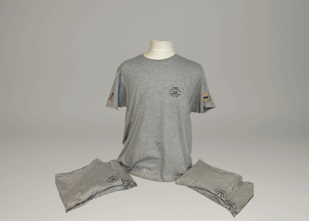 T-shirts gris clair brodés pour le Domaine Sautereau.