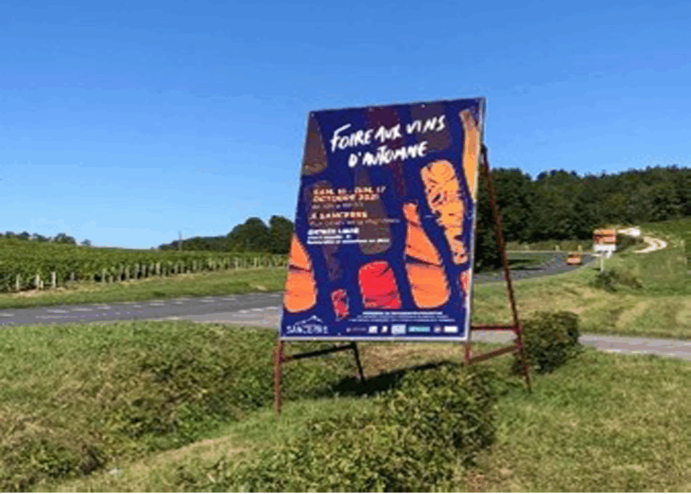 Panneau publicitaire de la Foire aux Vins d’Automne installé près des vignes de Sancerre.