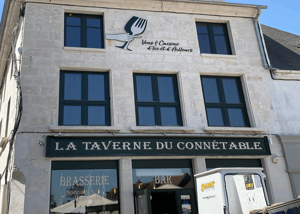 Enseigne façade La Taverne du Connétable à Bourges par Signarama Bourges