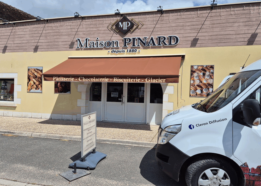 Enseigne façade Maison Pinard pâtisserie chocolaterie à Mehun-sur-Yèvre par Signarama Bourges