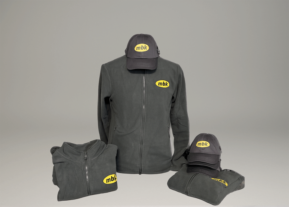 Casquettes et vestes polaires grises brodées du logo MBK.