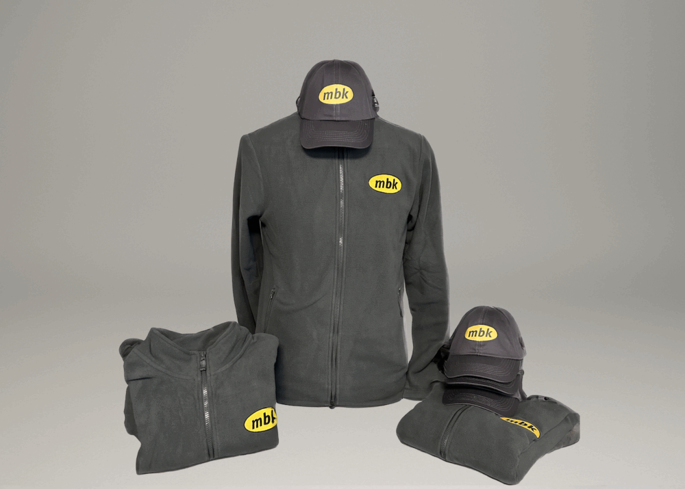 Veste polaire et casquette grises personnalisées avec logo jaune MBK.
