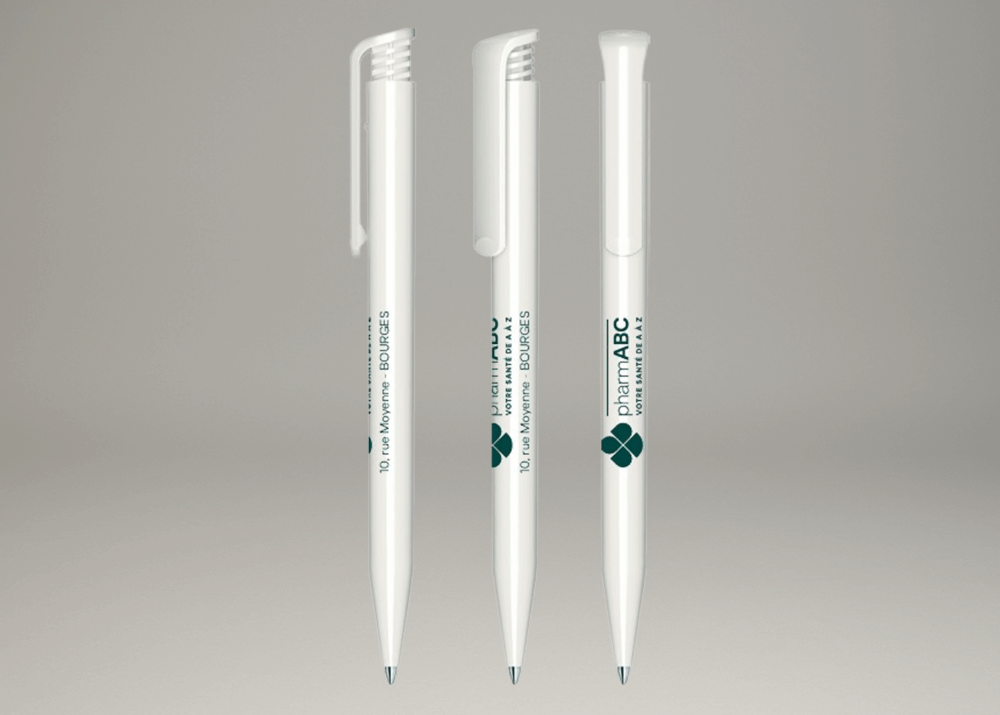Stylos blancs avec logo Pharmacie ABC et coordonnées de l’officine à Bourges.