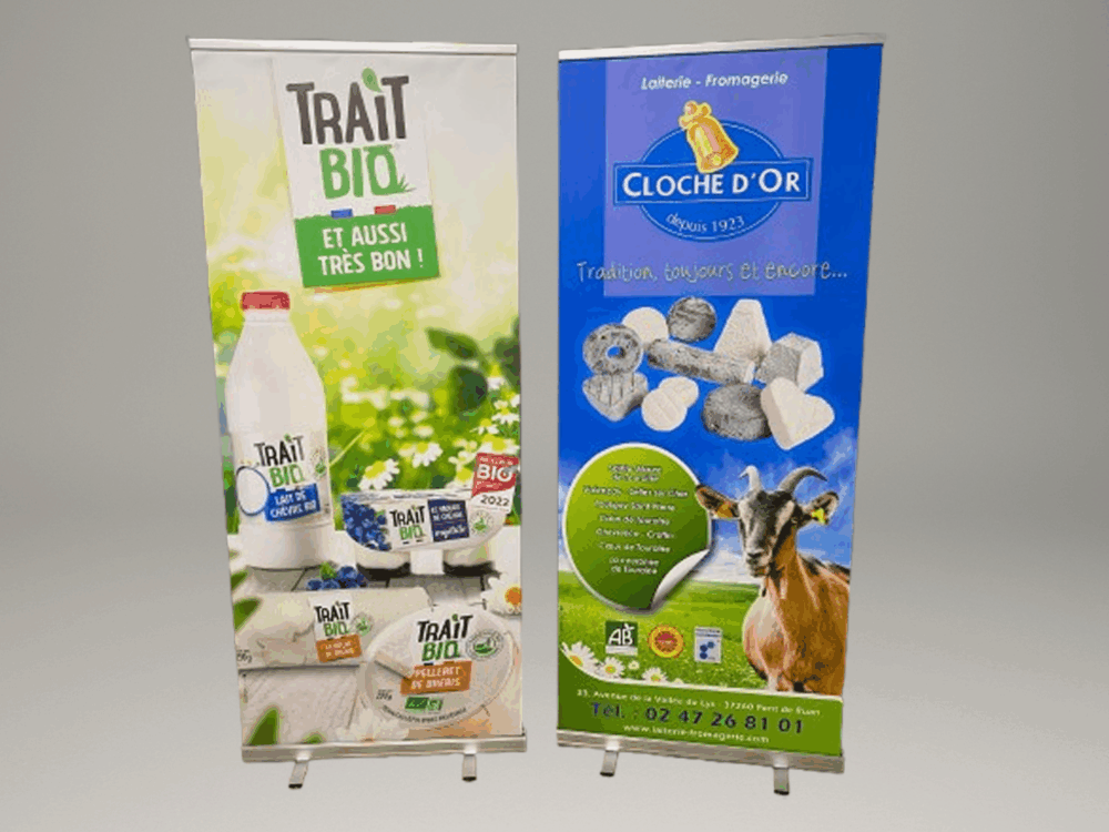 Roll-ups publicitaires Trait Bio et Cloche d’Or mettant en avant des produits laitiers et fromagers.