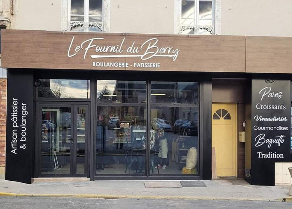 Façade moderne de la boulangerie-pâtisserie Le Fournil du Berry.