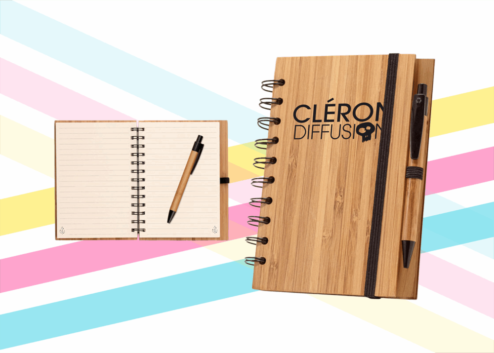 Carnet en bambou personnalisé Cléron Diffusion avec stylo assorti et reliure spirale.