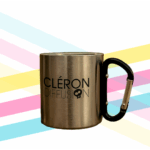 Mug en acier inoxydable Cléron Diffusion avec anse mousqueton noir.