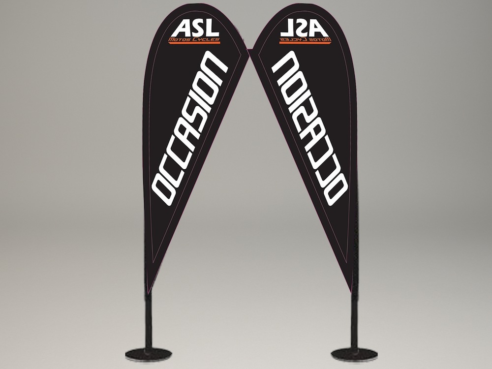 Oriflammes noires personnalisées ASL Motos Cycles avec mention “Occasion”.