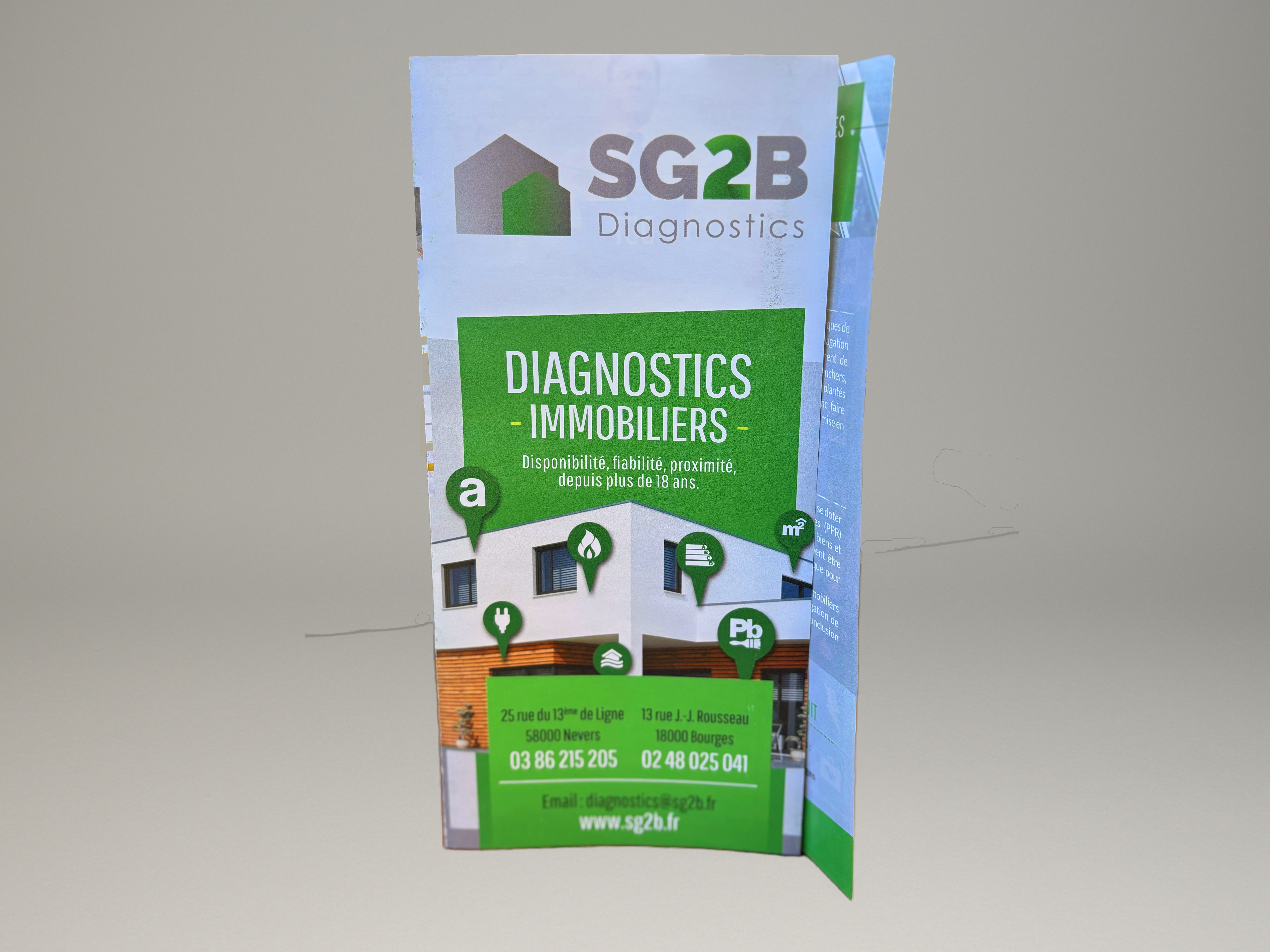 Dépliant SG2B Diagnostics présentant les services de diagnostics immobiliers à Nevers et Bourges.