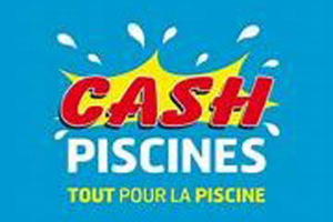 Logo Cash Piscines sur fond bleu avec éclaboussures d’eau.